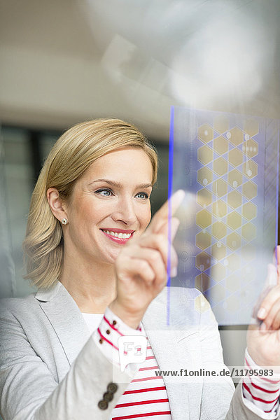 Lächelnde Geschäftsfrau mit futuristischem tragbarem Gerät