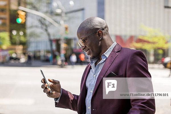 Stilvoller Geschäftsmann auf dem Smartphone