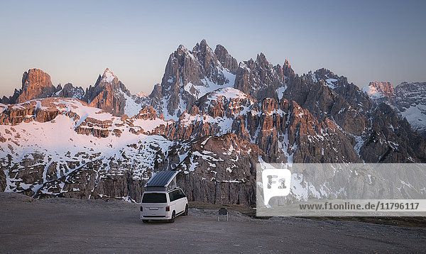 Italien  Südtirol  Dolomiten  Camper vor der Cardini Gruppe