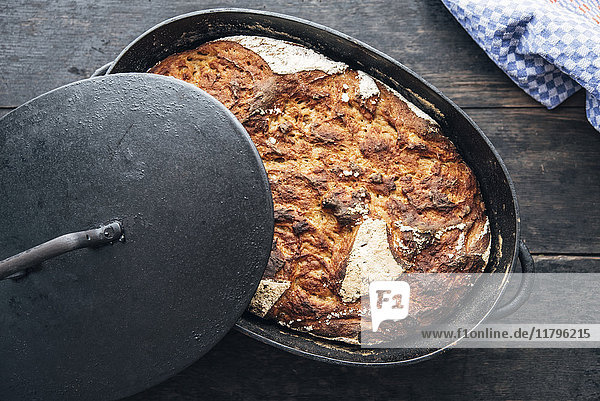 Kartoffelmalzbrot aus Roggen und Sauerteig  gebacken in einem alten Eisengusstopf