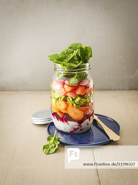 Einmachglas mit verschiedenem Gemüse und Lachs