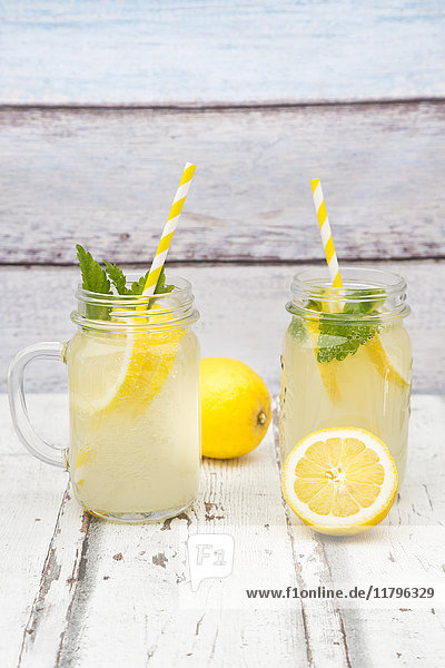 Zwei Gläser gekühlte Limonade mit Zitronenmelisse aromatisiert