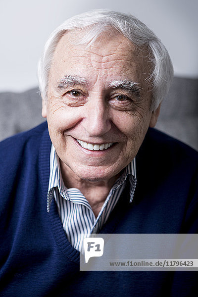 Porträt eines glücklichen älteren Mannes