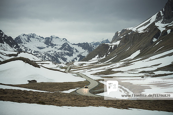 Schweiz  Graubünden  Auto auf dem Albulapass