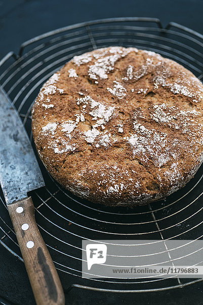 Amaranth Dinkelbrot und Messer auf Kühlgitter