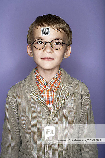 Portrait des Jungen mit Barcode-Etikett auf der Stirn
