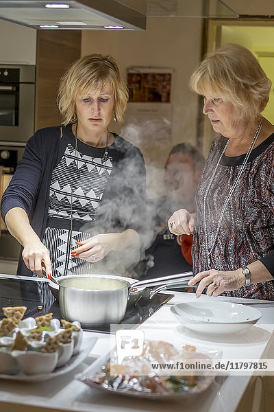 Reife Frauen kochen Abendessen in der Küche