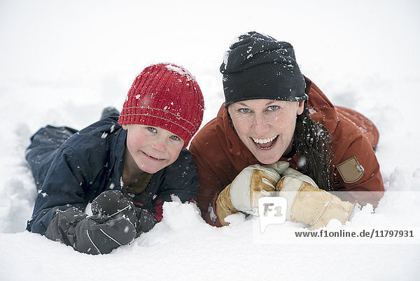 Mutter mit Sohn im Schnee