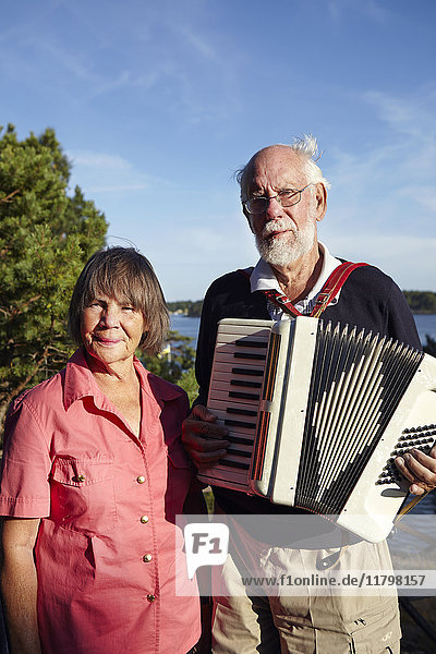 Porträt eines älteren Paares mit Akkordeon