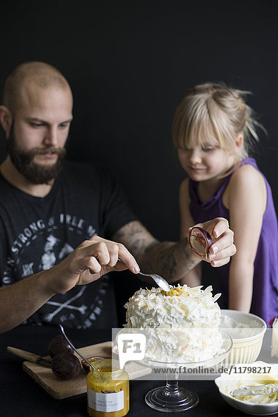 Vater und Tochter bereiten Kuchen vor