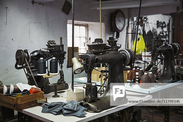 Nähmaschinen in einer Schusterwerkstatt.