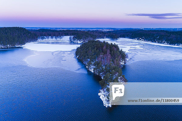 Insel auf zugefrorenem See