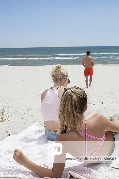 Teenager-Mädchen beim Sonnenbaden am Strand