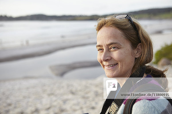 Lächelnde Frau am Strand