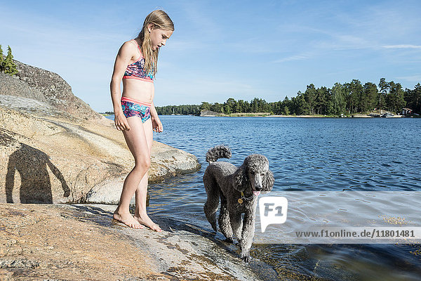 Mädchen am See mit Hund