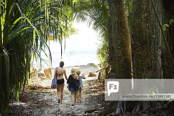 Mutter mit Töchtern beim Spaziergang am Strand