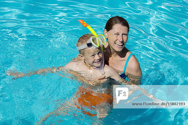 Mutter mit Sohn im Schwimmbad