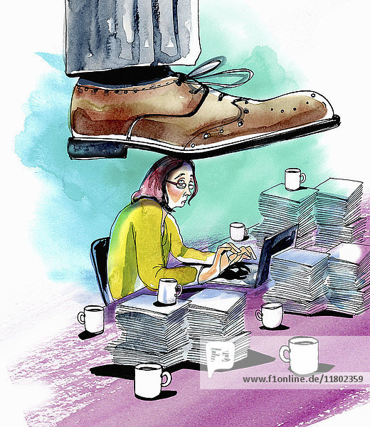 Großer Fuß tritt auf Frau am Schreibtisch