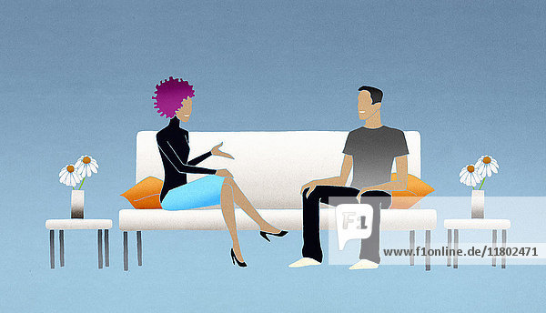 Mann und Frau reden auf einer Couch