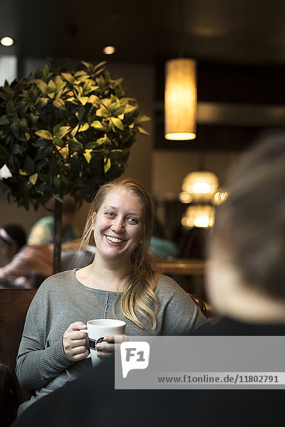 Lächelnde Frau im Cafe