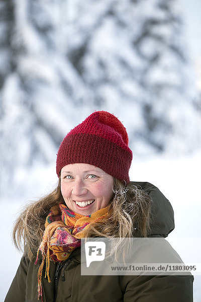 Porträt einer lächelnden Frau im Winter