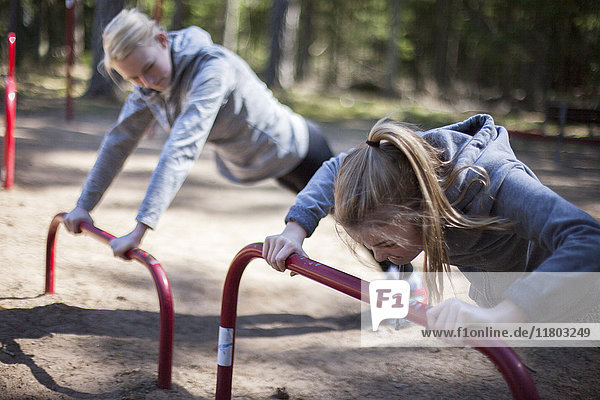 Teenager-Mädchen trainieren auf dem Spielplatz