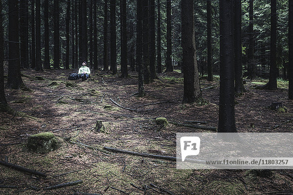 Person sitzend im Wald