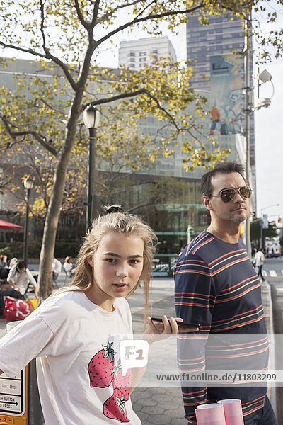 Vater mit jugendlicher Tochter auf der Straße