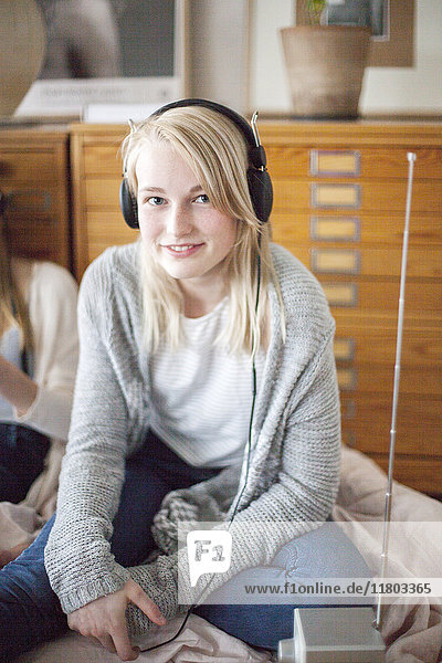 Lächelndes Mädchen mit Kopfhörern