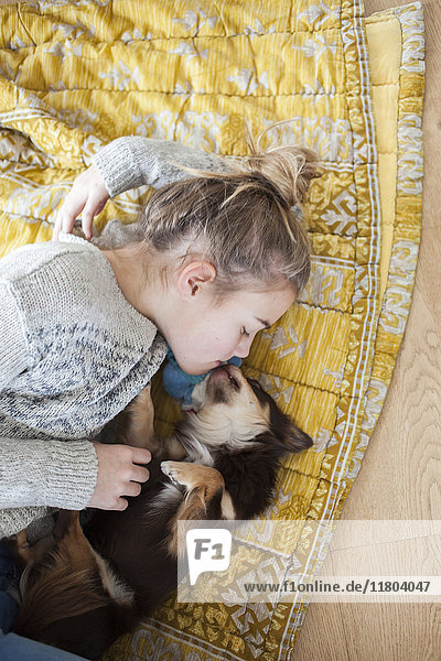 Mädchen schläft mit Hund