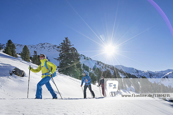 Skifahrer besteigen einen Schneeberg
