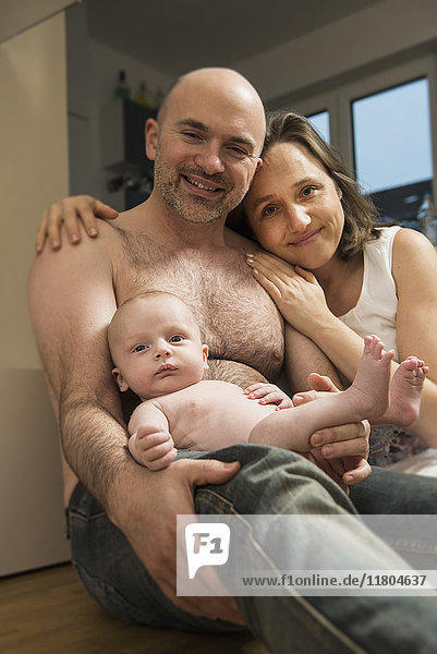 Porträt eines glücklichen Vaters und einer Mutter mit einem kleinen Jungen