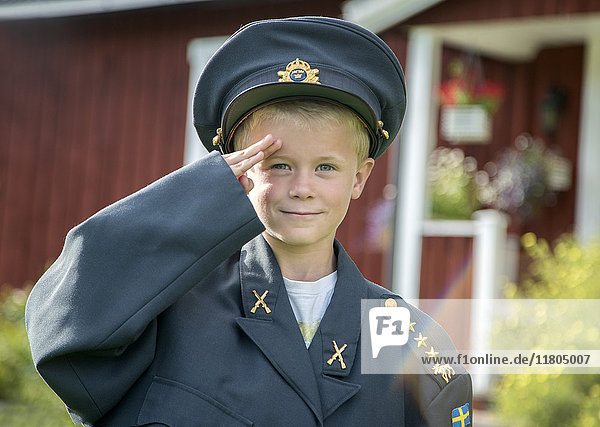 Junge in Uniform salutiert