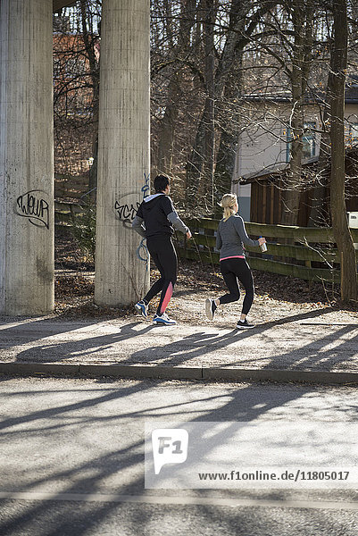 Mann und Frau joggen in der Stadt