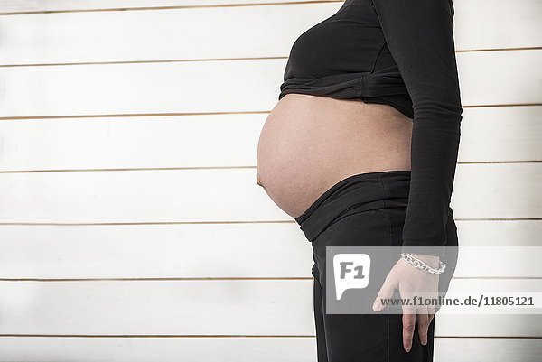 Midsection Seitenansicht einer schwangeren Frau