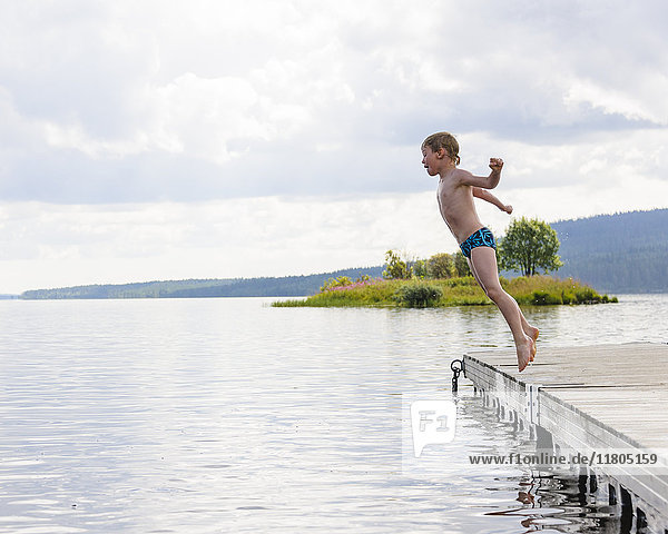 Junge springt ins Wasser