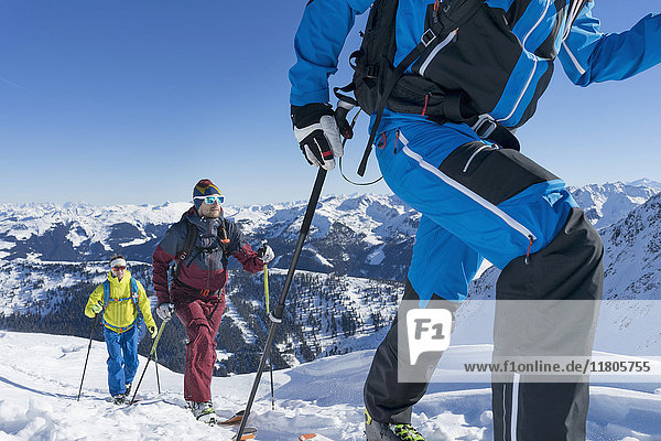 Skifahrer zu Fuß auf Schnee Berg gegen Himmel
