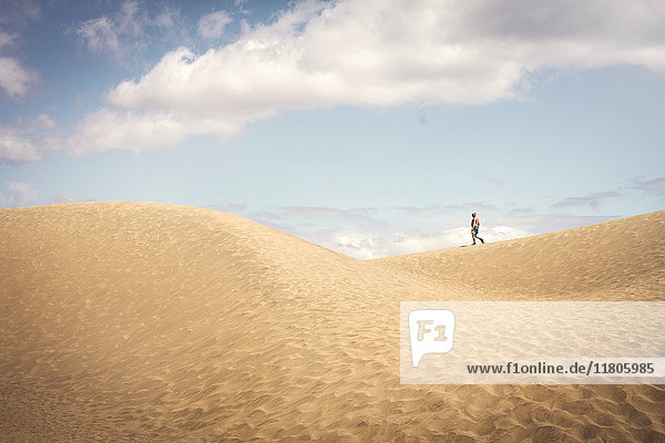Tourist auf Sanddüne spazierend