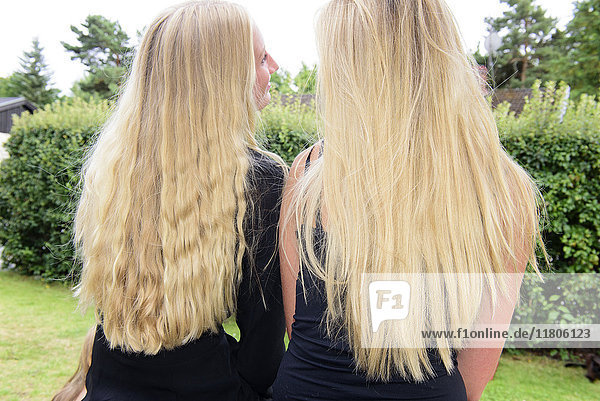 Frauen mit blondem Haar  Rückansicht