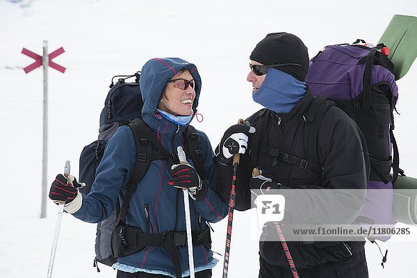 Glückliches Paar beim Skilanglauf