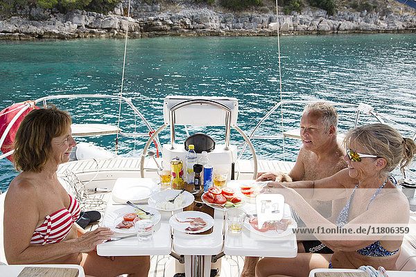 Freunde beim Essen auf dem Boot
