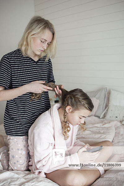 Teenager Mädchen flechten Schwestern Haar