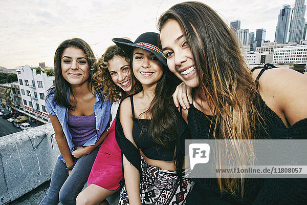 Lächelnde Frauen auf dem Dach einer Stadt