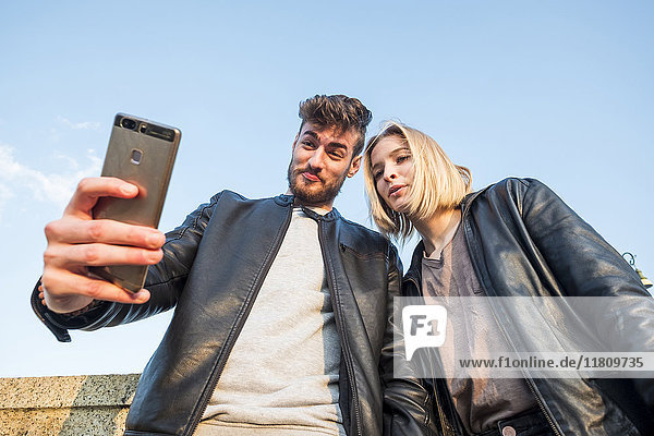 Kaukasisches Paar posiert für Handy-Selfie