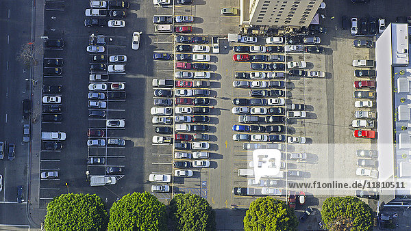 Luftaufnahme von Autos auf einem Parkplatz