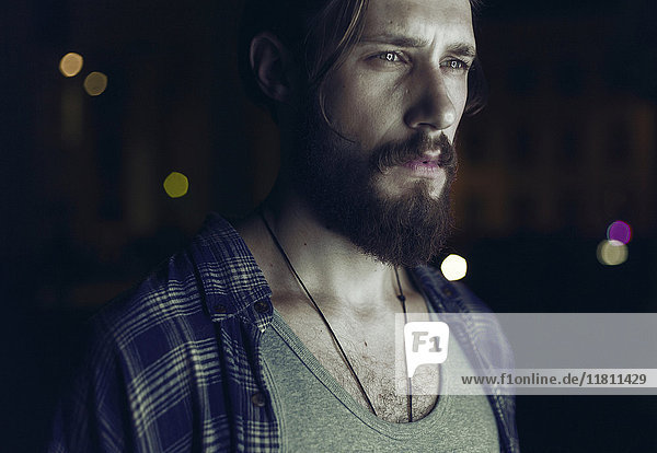 Porträt eines nachdenklichen kaukasischen Mannes mit Bart