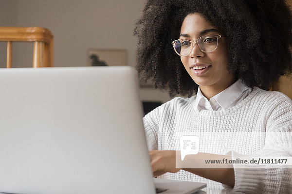 Afroamerikanische Frau mit Laptop