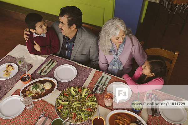 Blick von oben auf Großeltern und Enkelkinder im Restaurant