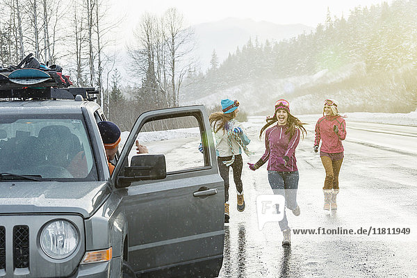 Frauen laufen im Winter zum Auto