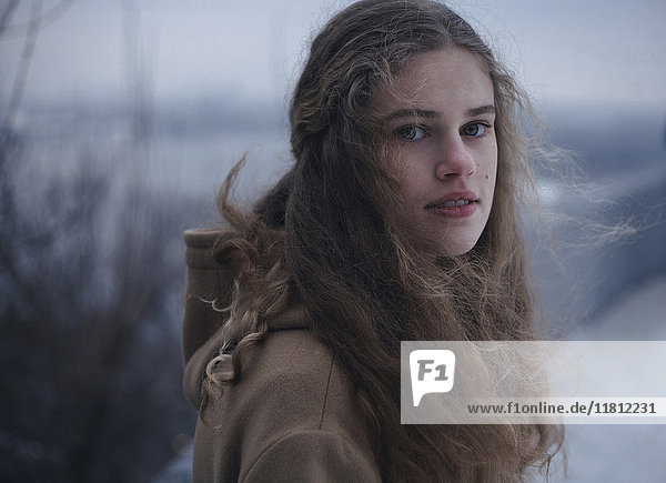 Porträt von Wind weht Haar der ernsten kaukasischen Teenager-Mädchen